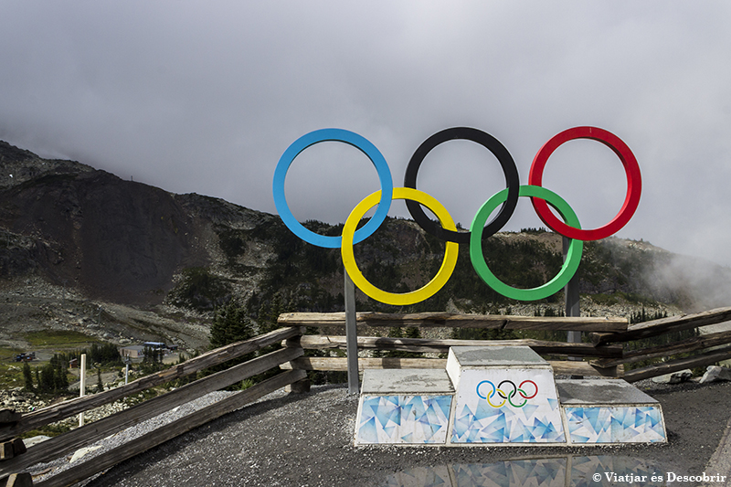 Al final del telefèric, a la muntanya Whistler, hi ha un podi de les Olímpiades. El símbol recorda les Olímpiades d'Hivern que es van celebrar allà el 2010.