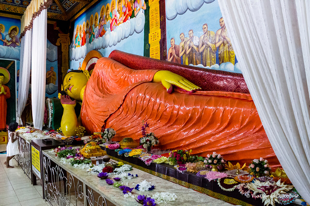 Estatua de buda dins un temple a Anuradhapura