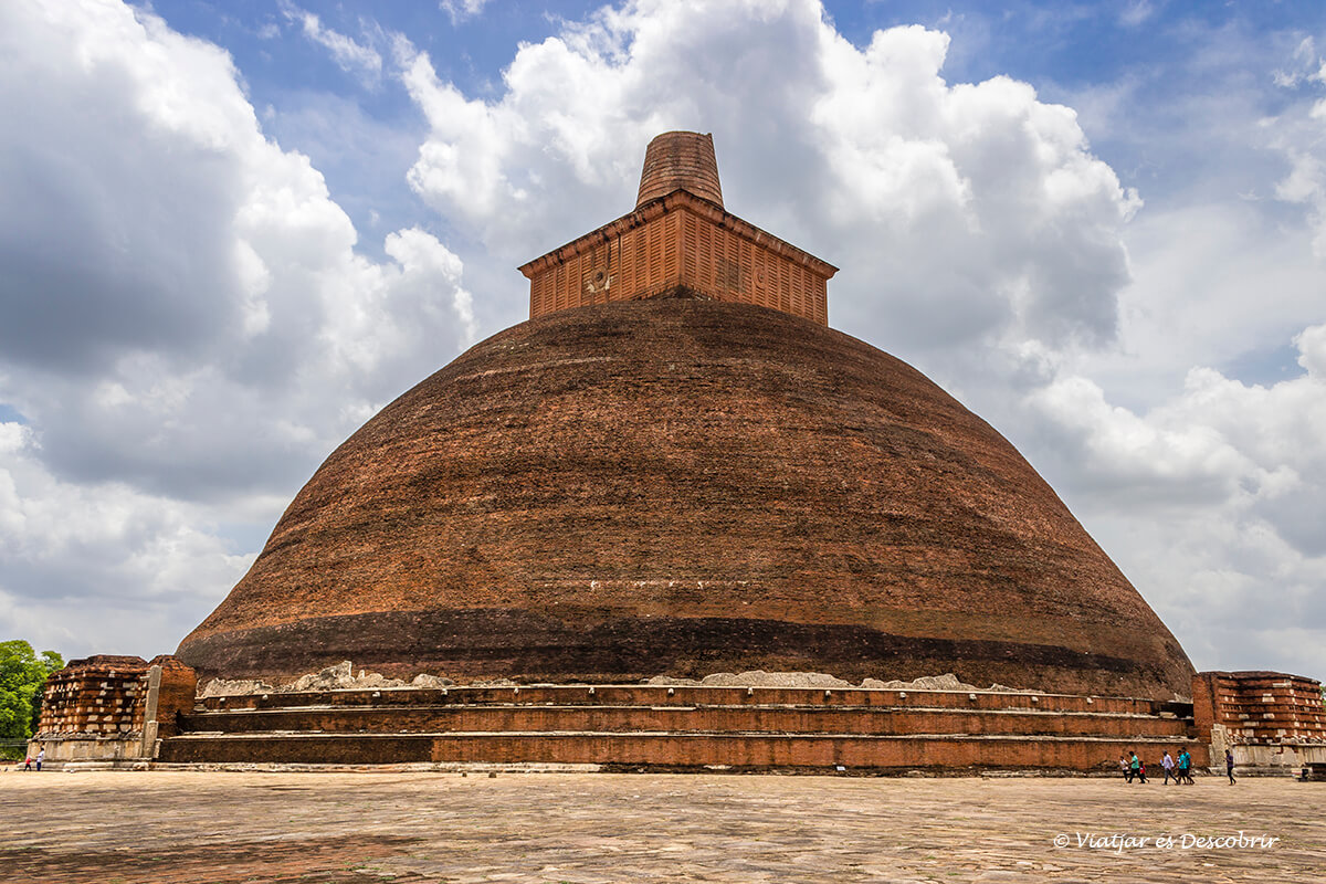 Jetavanaramaya stupa és una de les més famoses d'Anuradhapura