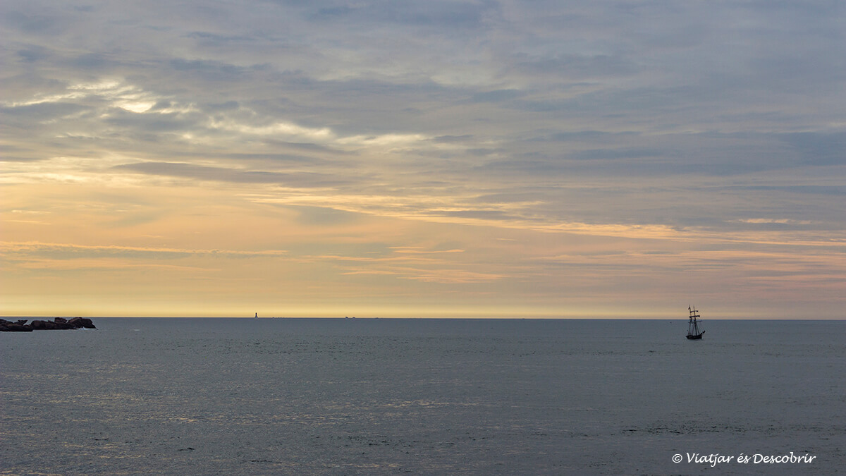 posta de sol a la costa de la bretanya francesa i un veler